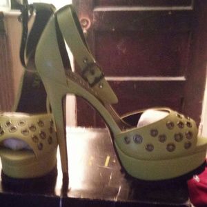 Lime green open to ankle strap heela
